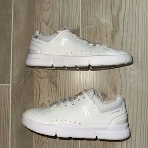 On Cloud Womens The Roger Advantage White Sneakers